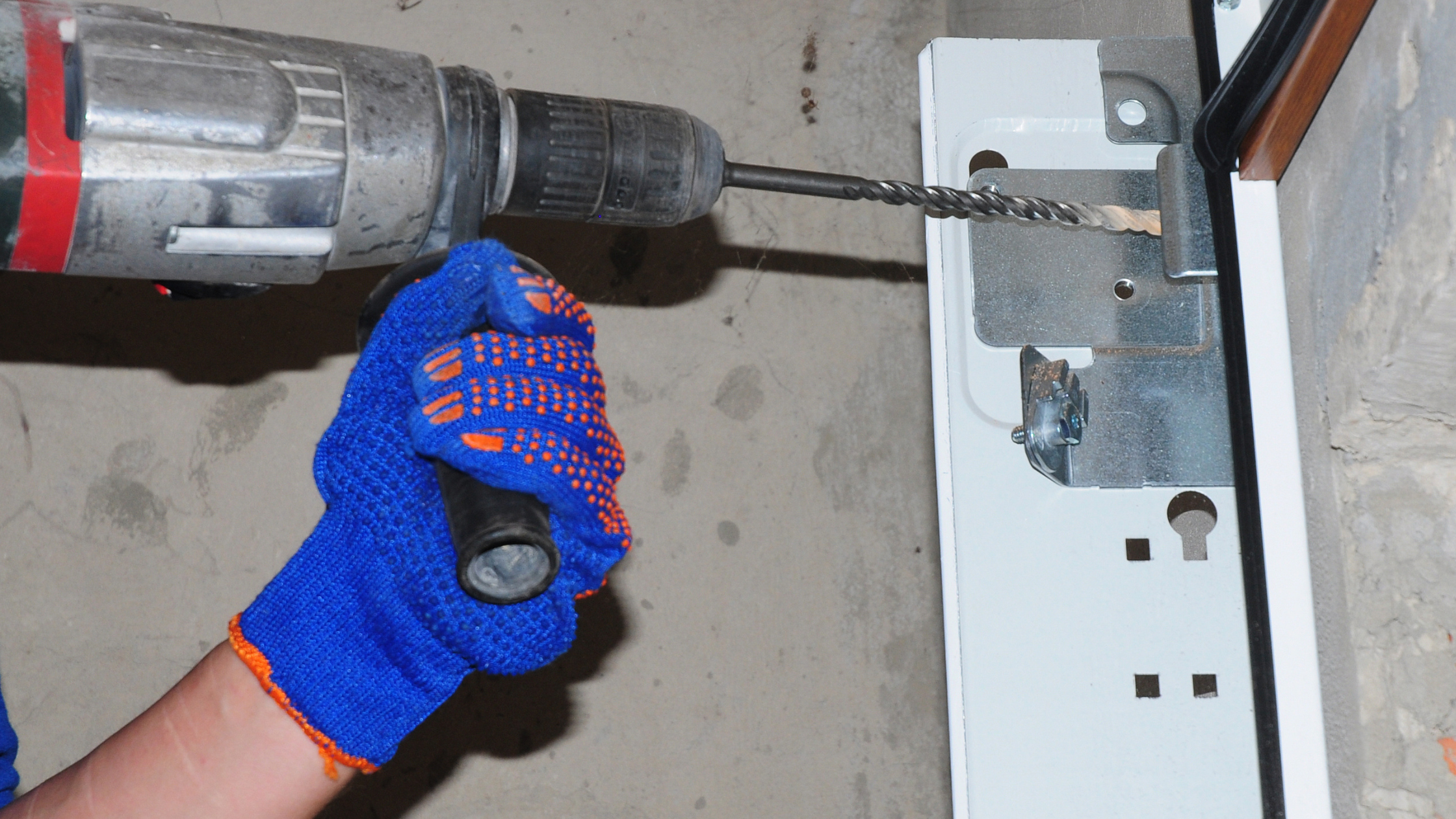 Read more about the article Why Do My Garage Cabinets Keep Falling Apart? A Garage Cabinet Company in Liberty Tells ALL